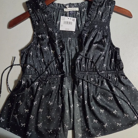 NWT American Eagle Bow Print Tie Top Small Black Spring Blouse Romantic Vest - Picture 2 of 13